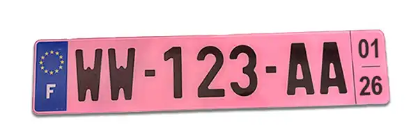 Nouvelle plaque rose pour les véhicules en WW